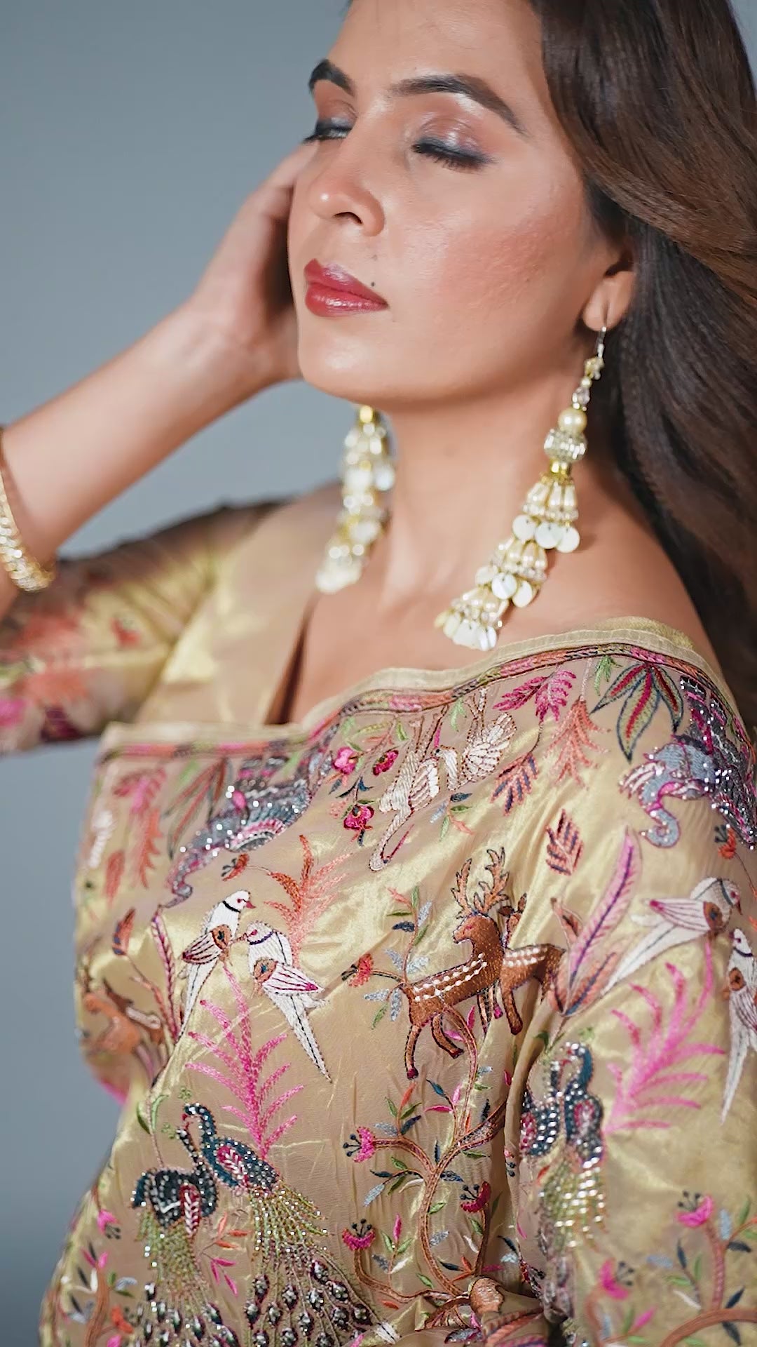 Beige giraffe Woven Saree with Nature Motif Embroidery